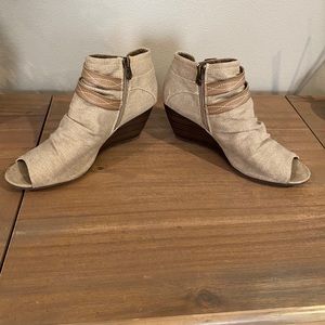 Comfy Blowfish size 9 low wedge